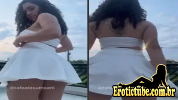 Rafaela Sumpani abrindo a bunda